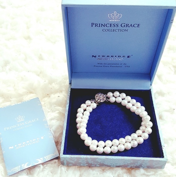 Grace Kelly Double Strand Pearl Bracelet - Picture 2 of 3